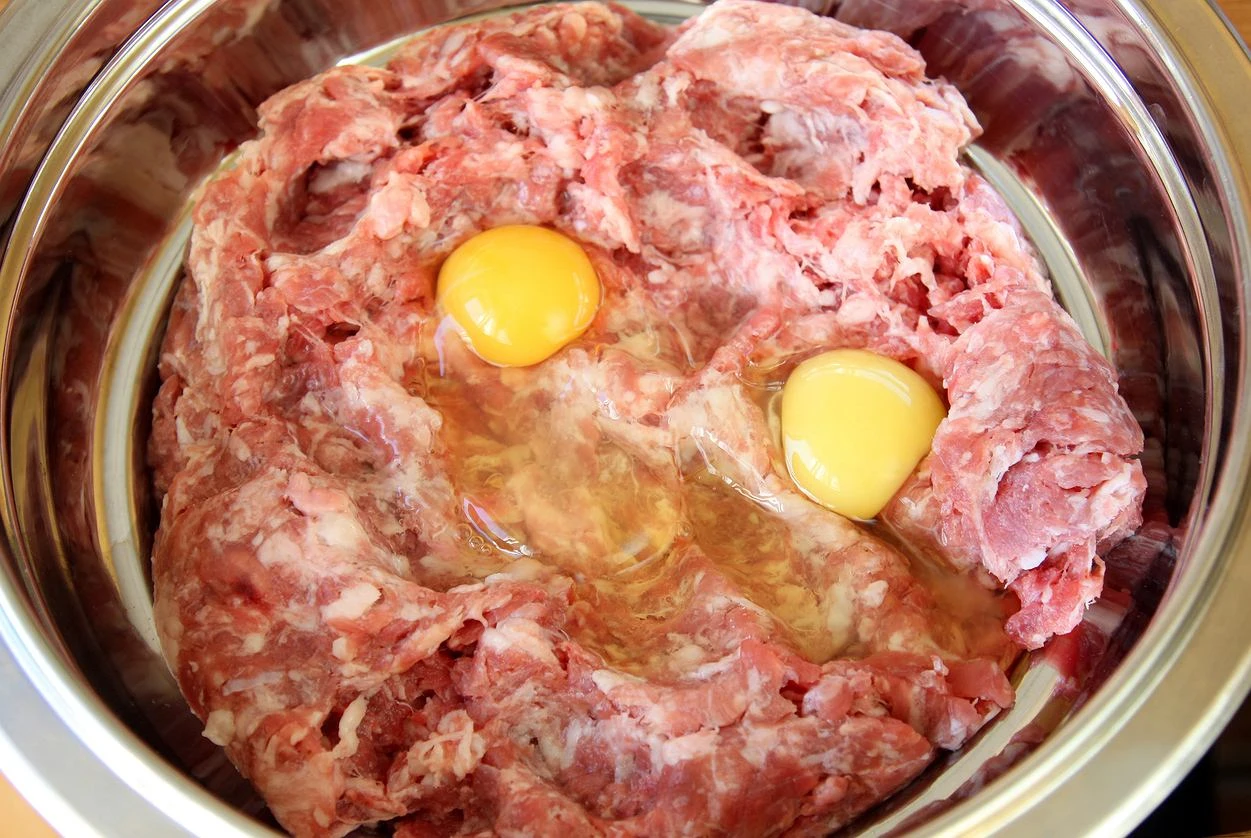 Ile jajek na 0,5 kg mięsa mielonego? Sekret idealnych kotletów. Tę zasadę każda babcia zna na pamięć