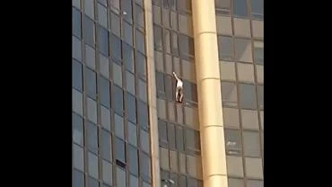 Pary. Polak wspina si po elewacji wiey Montparnasse. Zosta zatrzymany przez policj