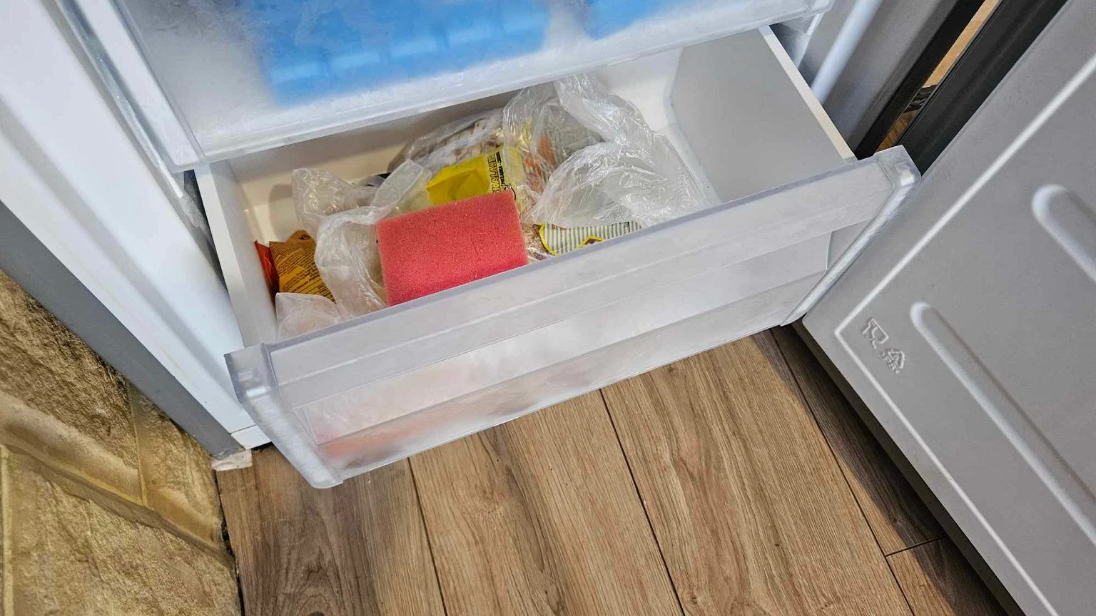 WĹĂłĹź gÄbkÄ do zamraĹźalnika. Efekt? Zaskoczy nawet perfekcyjnÄ paniÄ domu