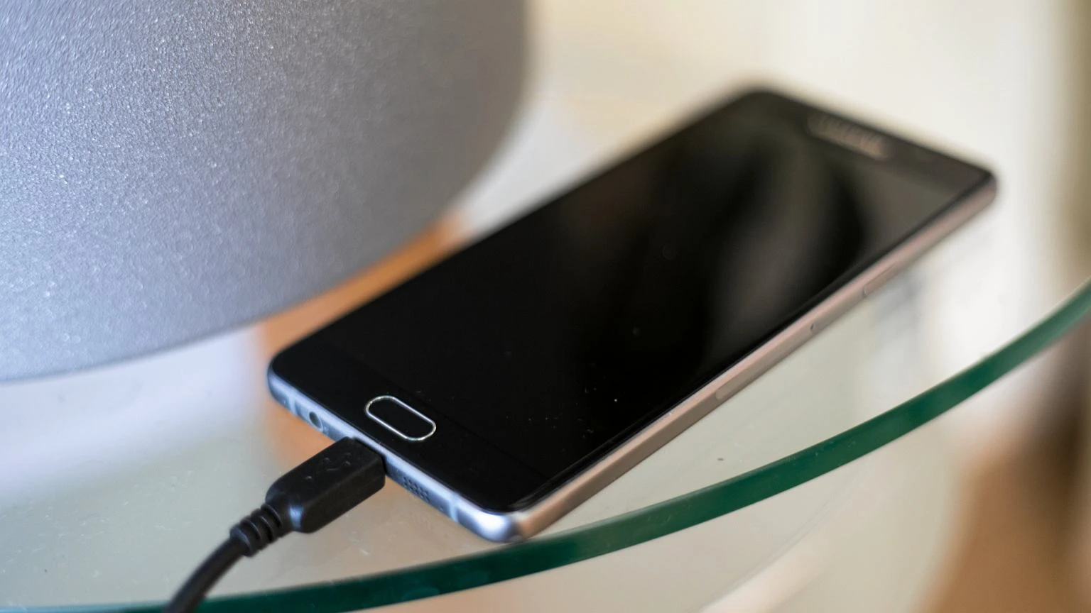 Ładujesz tak telefon? To ułatwienie, ale sporo ryzykujesz