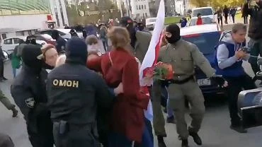 Setki zatrzyma na marszu kobiet w Misku. Poczobut: Kobiety upychano w winiarkach jak ledzie