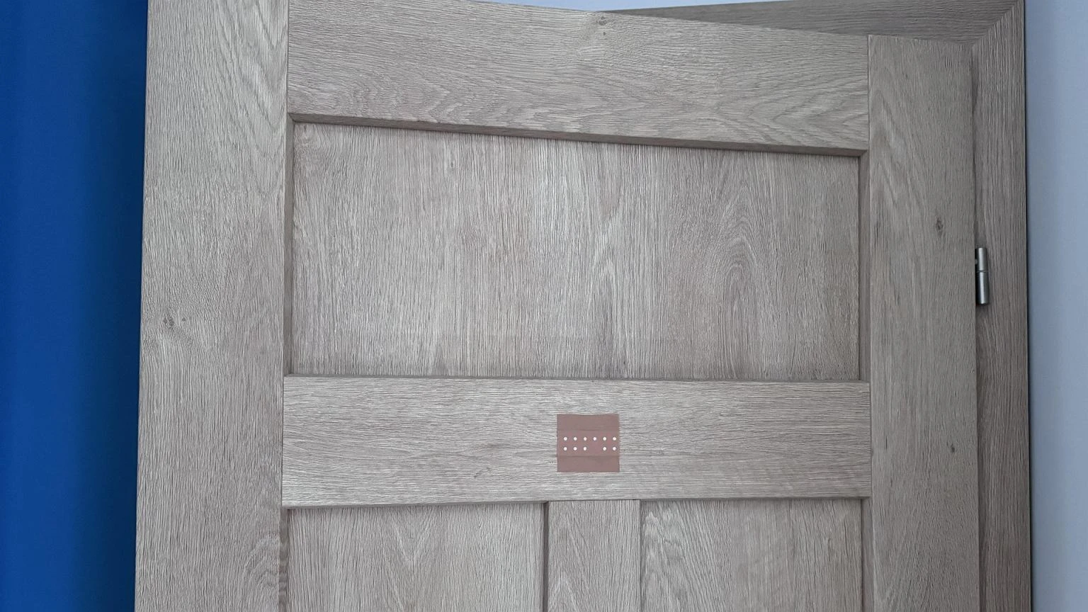 Naklej plaster na drzwi i Ĺpij spokojnie. Prosty patent moĹźe odstraszyÄ ciekawskich