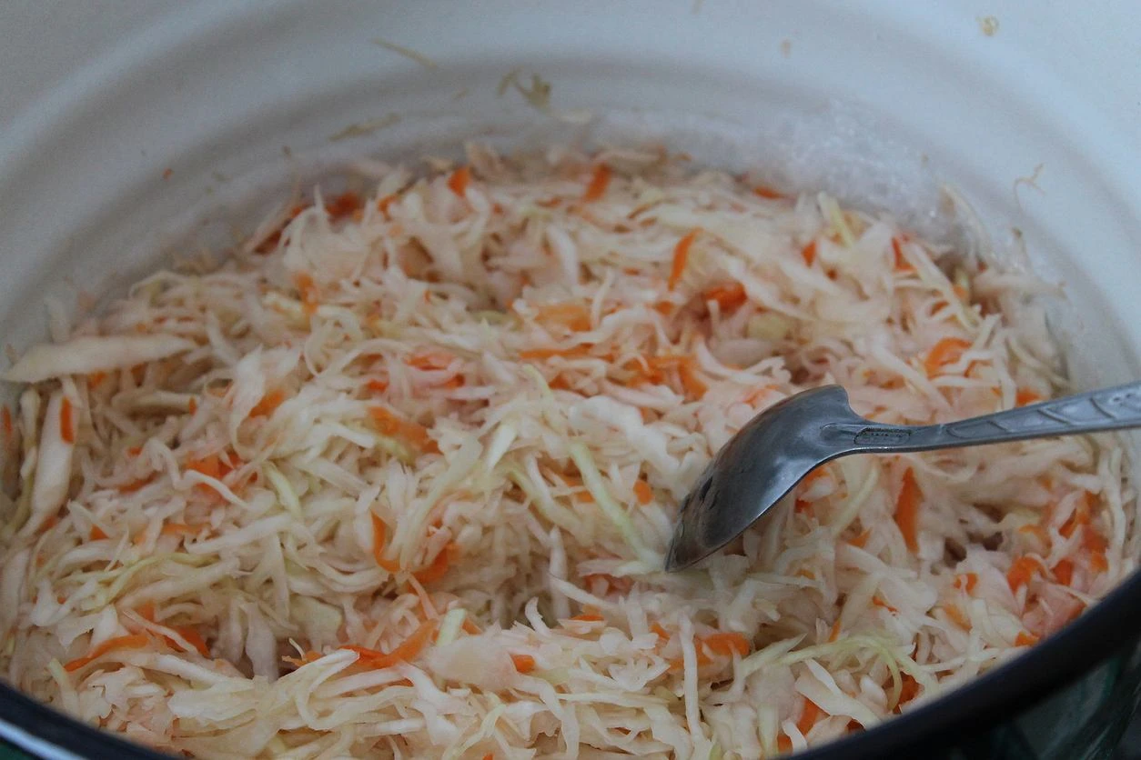 Robisz bigos? Zostaw sok z kiszonej kapusty! Przyda ci się później i to wcale nie w kuchni