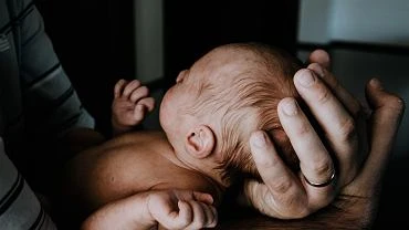 Matki po porodzie nie mog wyj z dziemi ze szpitala. RPO: To ingerencja wadzy w ycie prywatne