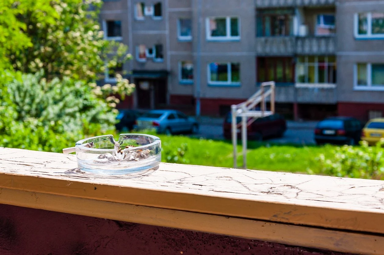Nie tylko cisza nocna. Chcą zakazu palenia na balkonach. Podali konkretne godziny obostrzeń