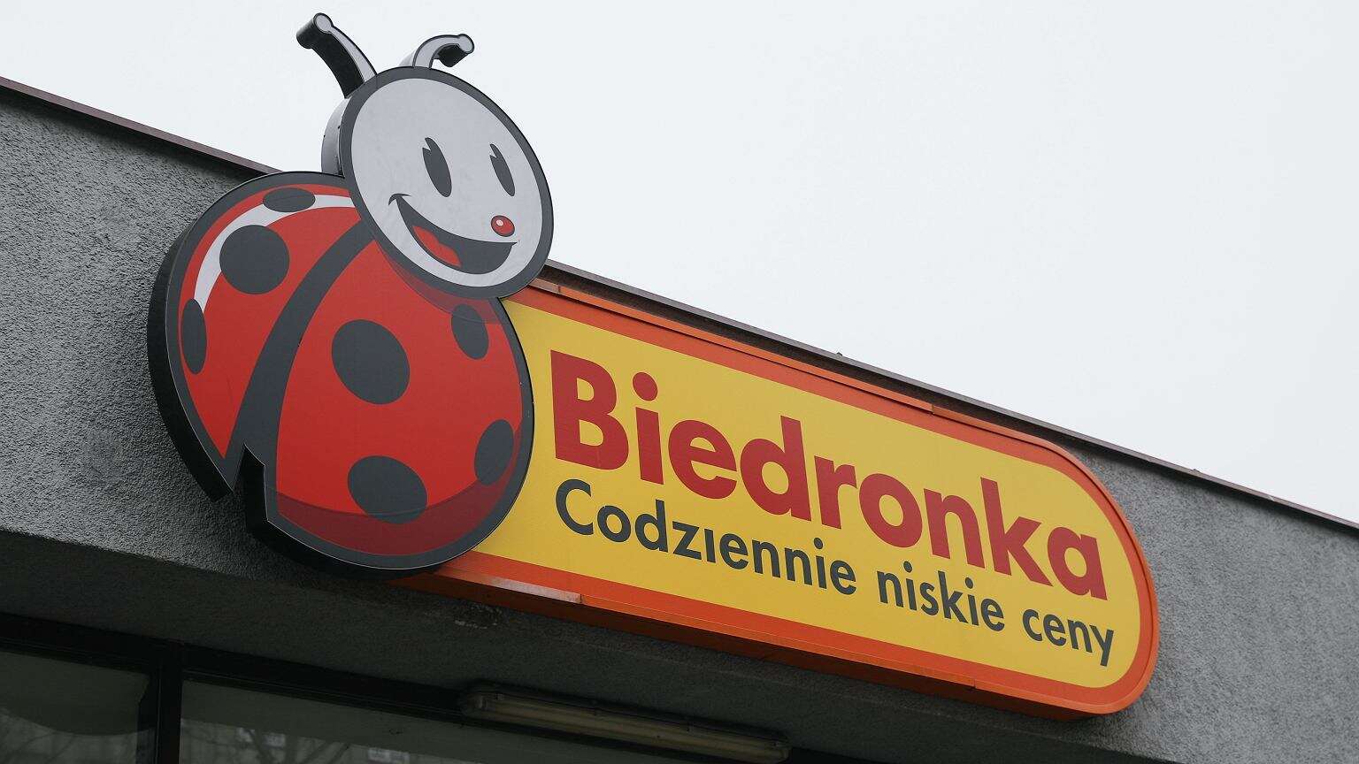 Okazja na lato w Biedronce. Kup jeden zestaw, a drugi zgarniesz za 1 zł! Lidl też zaskoczył klientów