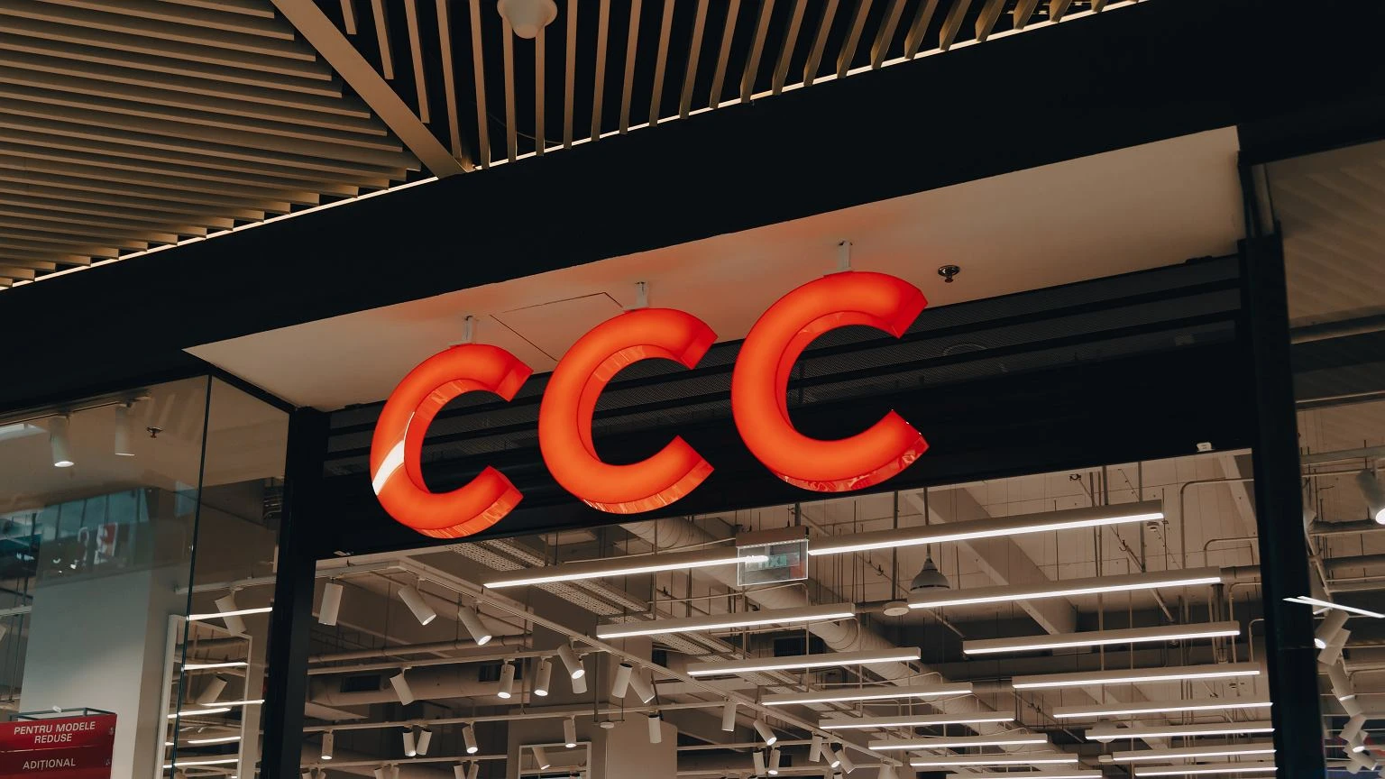 CCC znów zachwyca wyprzedażową ofertą! Leciutkie sneakersy od Lasockiego i Ryłko teraz za ułamek ceny