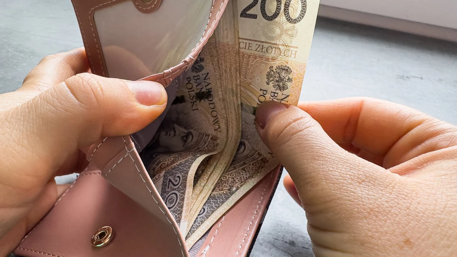 Sortujesz pieniÄdze w portfelu? Ten drobny nawyk zdradza wiÄcej o twoim charakterze, niĹź myĹlisz