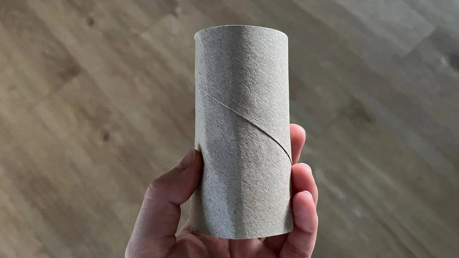 Rolki po papierze toaletowym potnij na paski. Zamiast do kosza, wynieĹ je do ogrodu