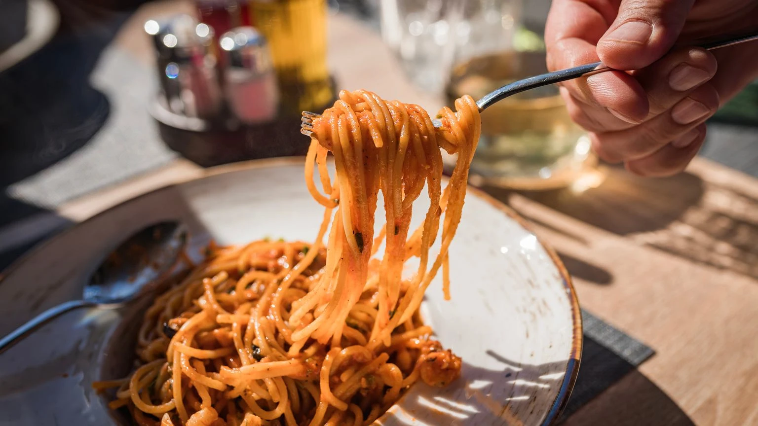 Popularny bĹÄd nie tylko we wĹoskiej restauracji. W Polsce kelnerzy teĹź krzywo na to patrzÄ