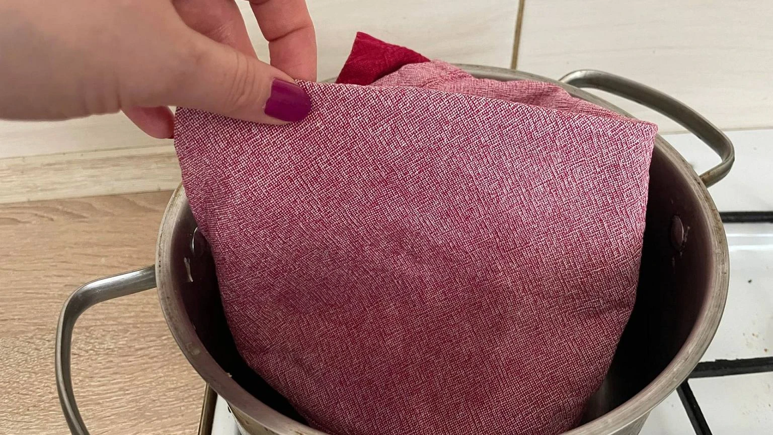 Jak usunÄÄ ĹluzowatÄ warstwÄ ze Ĺcierki? PozbÄdziesz siÄ bakterii i smrodku w kuchni
