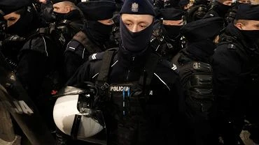 Prof. Patek: Policjant musi pokaza legitymacj, nie opask z napisem 