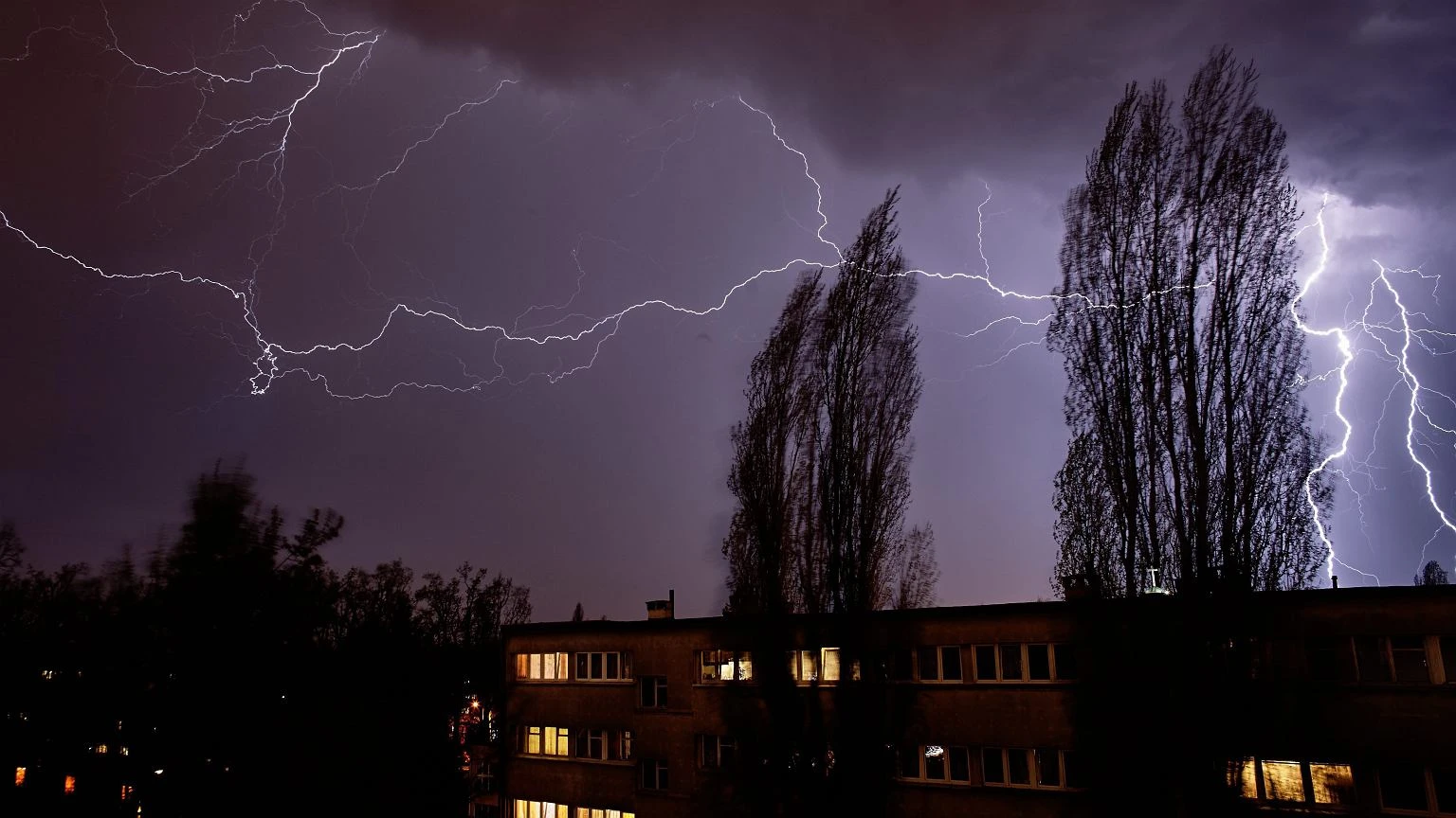Czy trzeba wyĹÄczyÄ telewizor podczas burzy? Piorun wcale nie potrzebuje gniazdka