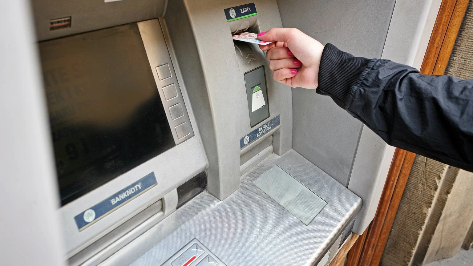 Transakcja siÄ odbyĹa, a gotĂłwki brak. Banki znajÄ ten problem i majÄ jasnÄ procedurÄ