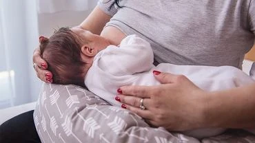 Mama karmia piersi w domu. Reakcja jej tecia bya oburzajca