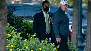 Trump nadal nie zamierza ustpi. Wedug CNN prbuje go do tego namwi jego zi