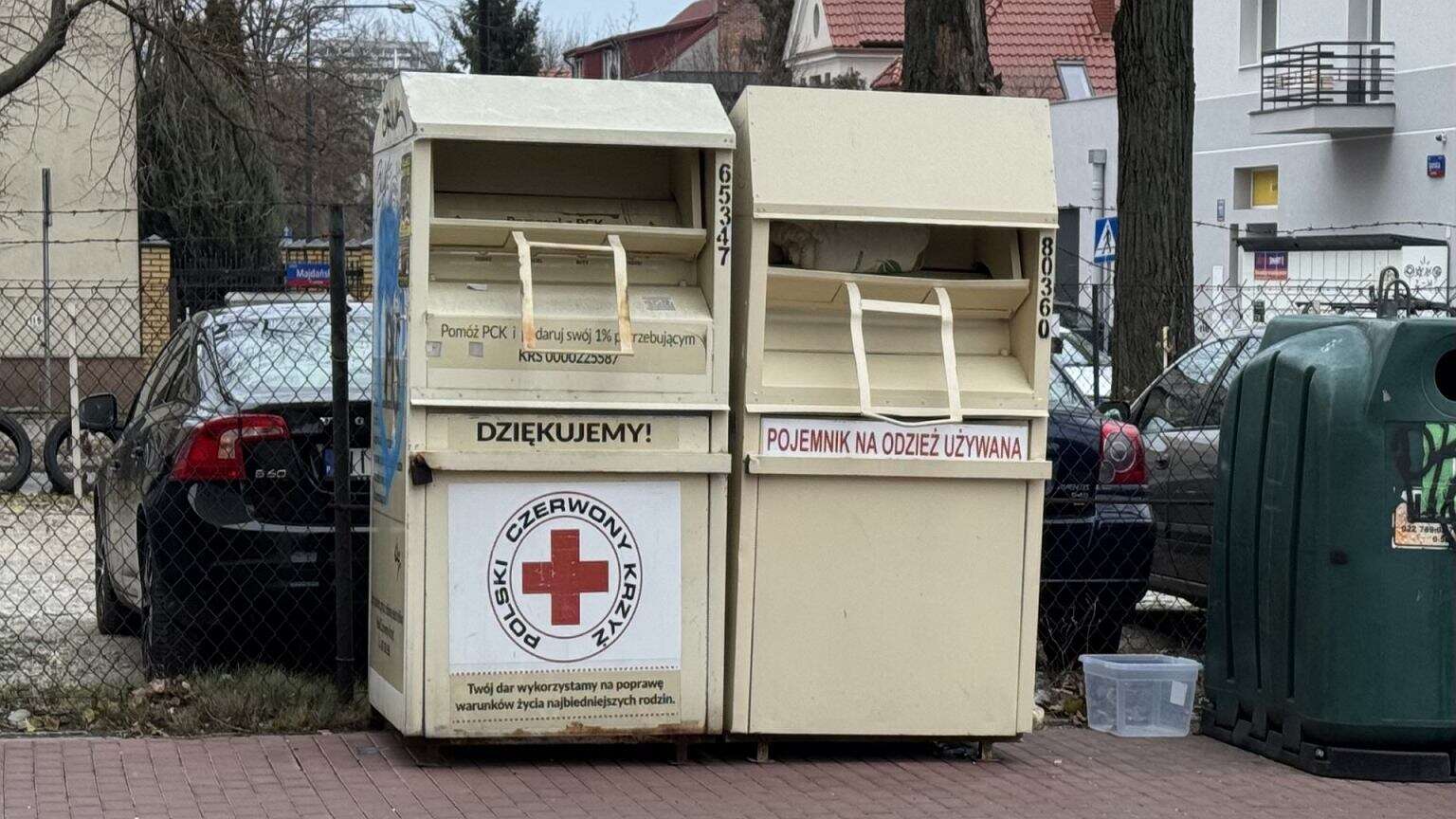 Wrzucasz ubrania do kontenerów? Tylko niewielka część trafia do potrzebujących. To się z nimi dzieje