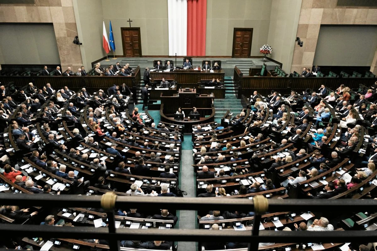 Spora różnica między KO a PiS. Polska 2050 na szarym końcu [SONDAŻ]