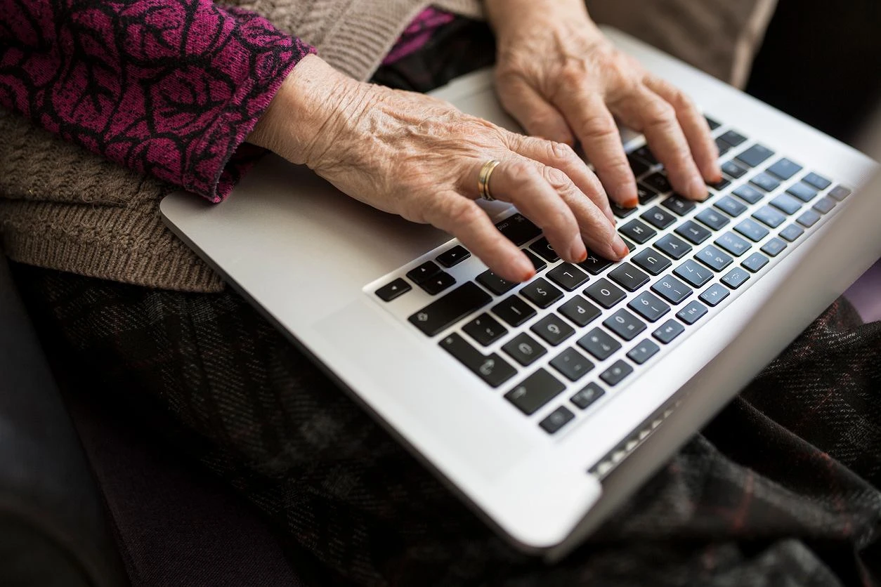 Seniorka myślała, że na okazji życia zarobi 20 tys. zł. W kilka minut straciła dwa razy tyle