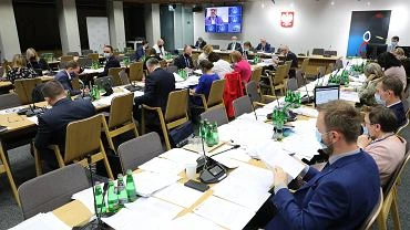 Komisja Zdrowia do pnej nocy. Przyjto m.in. poprawk Lewicy o odmowie sprzeday osobom bez masek