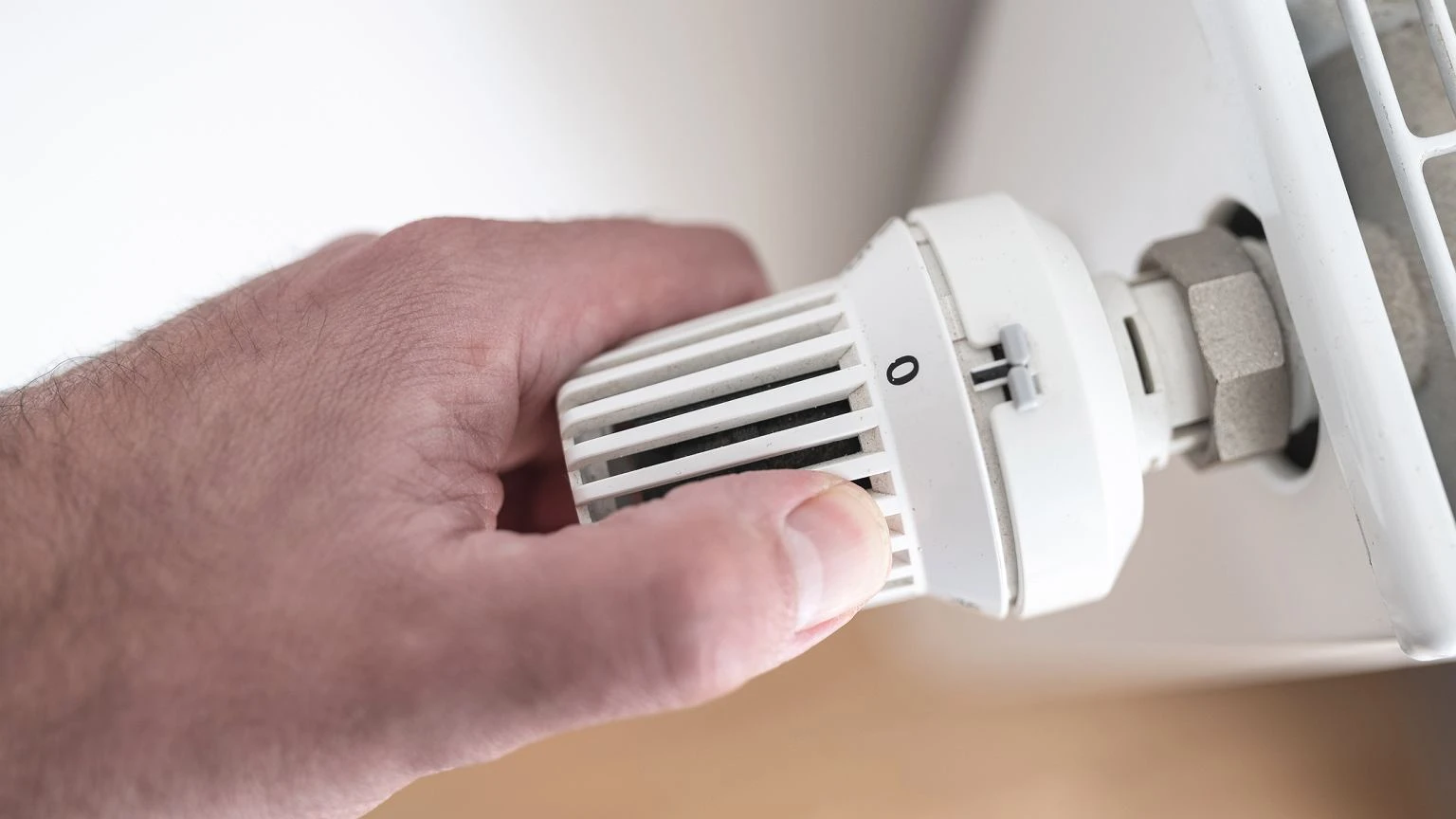 ZakrÄcasz grzejniki na noc? Ten bĹÄd moĹźe ciÄ sĹono kosztowaÄ. I to dosĹownie