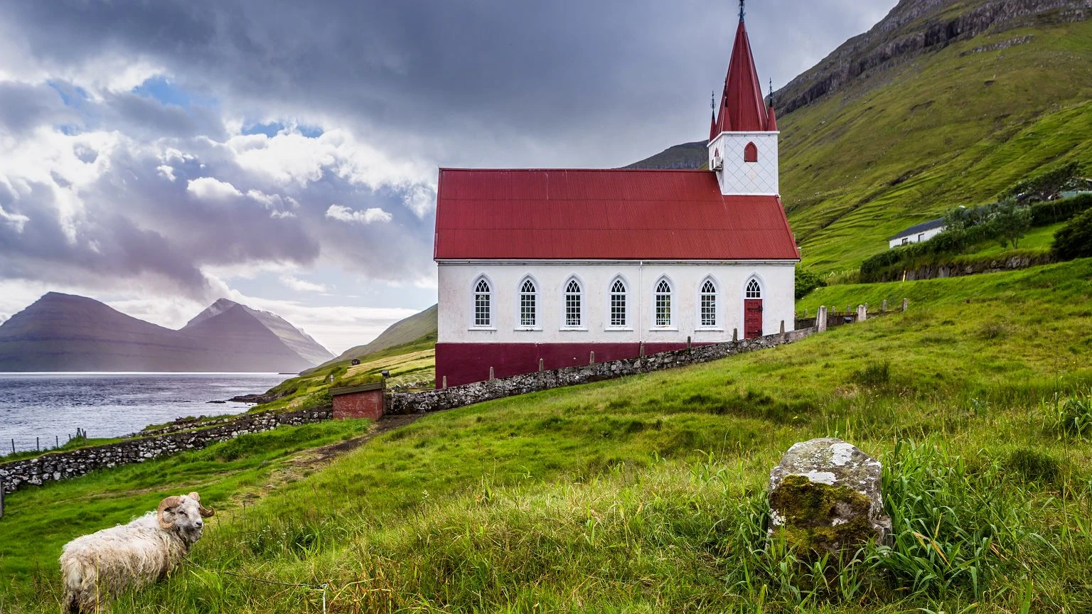 Mają mniej turystów niż Islandia i więcej owiec niż ludzi. Znajdziesz tam grób... Jamesa Bonda