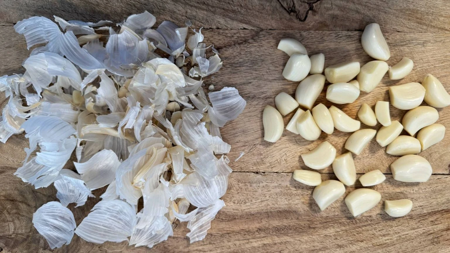 Ĺupiny czosnku wymieszaj z fusami po kawie. Ten prosty trik musiaĹ wymyĹliÄ geniusz