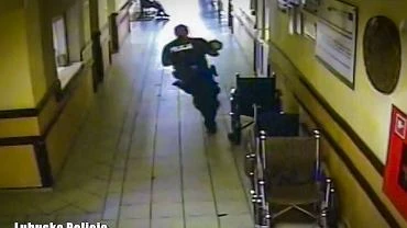 Sulcin. Niemowl nie mogo zapa oddechu. Policjant wbieg z maluchem na izb przyj [WIDEO]