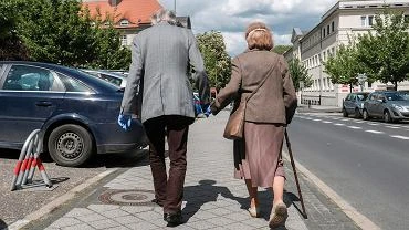 Obostrzenia dla seniorw i dzieci. Nieoficjalnie: Rzd zakae wyjcia z domw i powoa 