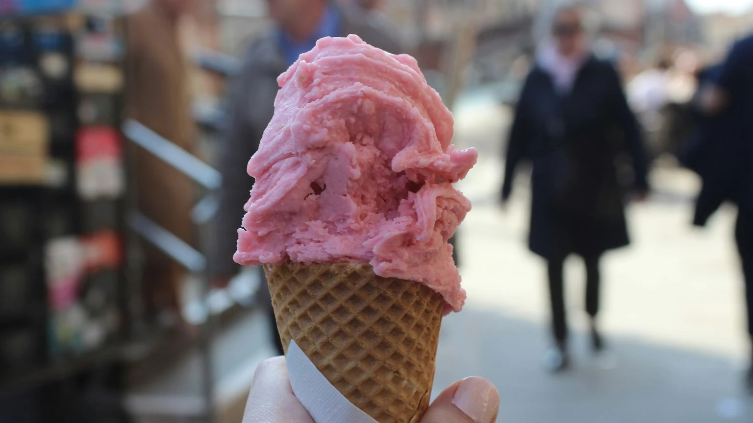Uważaj na podrobione lody we Włoszech. Tradycyjne gelato wyróżniają dwa szczegóły