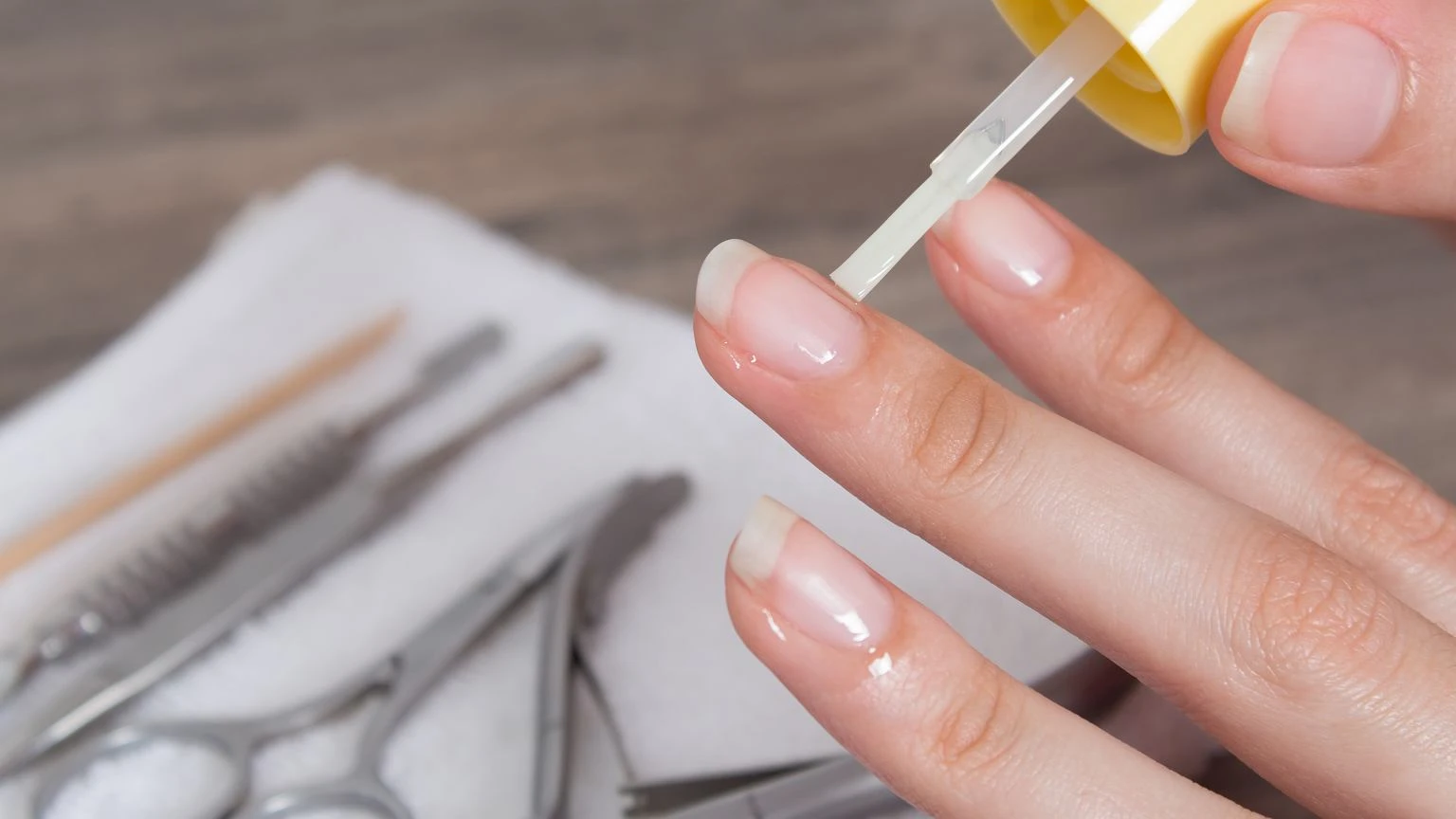 Koniec z dĹugimi paznokciami. JesieniÄ 2025 wracajÄ zapomniane trendy