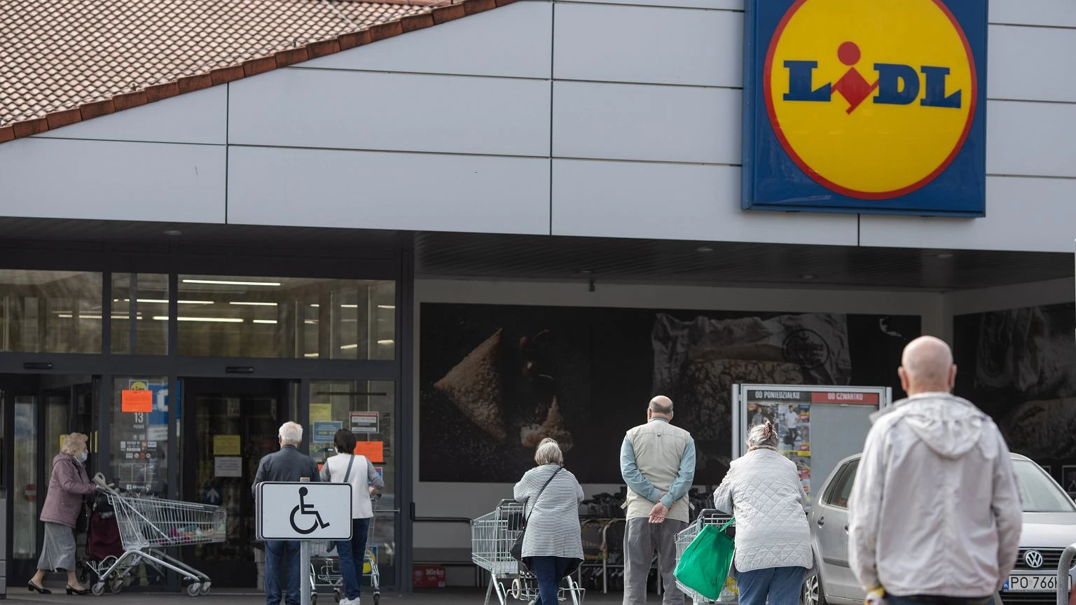 Praca poczeka, Lidl nie. Tylko 3 dni, by kupiÄ satynowy komplet za 29,99 zĹ. Jysk teĹź kusi