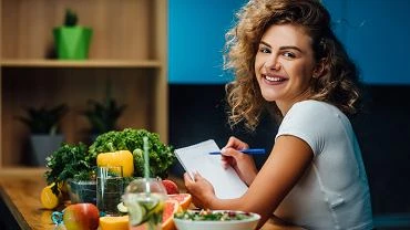 Ile kalorii to kilogram? Jak w atwy sposb przeliczy spalone kalorie na kilogramy?
