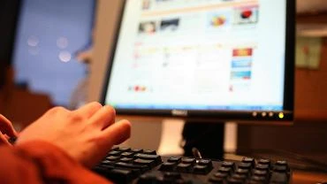 Chiski Dzie Singla okazj do tanich zakupw. Najwiksze sklepy internetowe przygotowuj sporo zniek