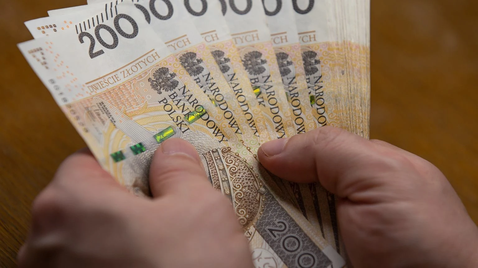 Ĺťycie z oszczÄdnoĹci? Policzyli, ile musisz mieÄ na koncie. Wkracza reguĹa 4 proc.