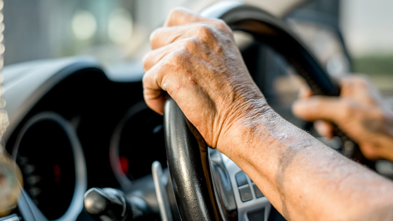 Seniorzy za kółkiem. Zamiast zadzwonić po pogotowie, pojechał sam do szpitala