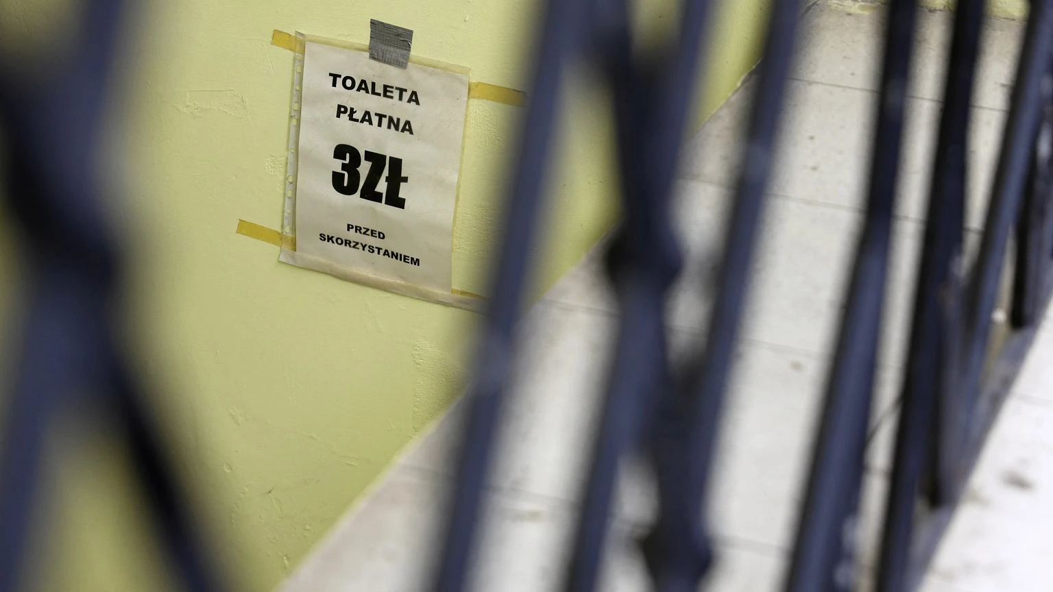 Klienci za darmo, nie-klient musi wyĹoĹźyÄ 3 zĹ. Czy pĹatne toalety sÄ legalne?