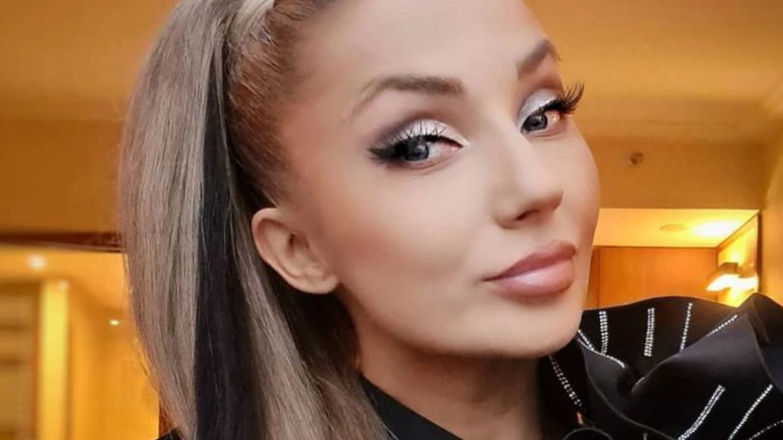 Jak mieszka Cleo? Złote toalety, marmury i domowe SPA. 