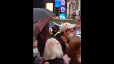Wrocaw. Policjantka oklaskiwaa protestujcych. 