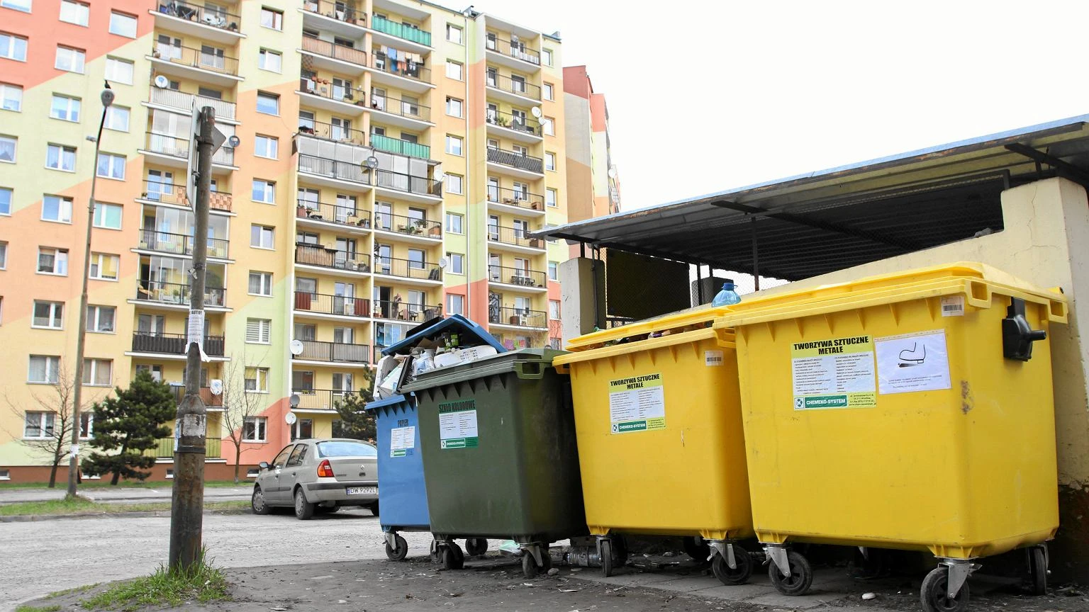 Gdzie wyrzucić starą pościel? Opcja jest jedna. I nie jest to kontener na zmieszane
