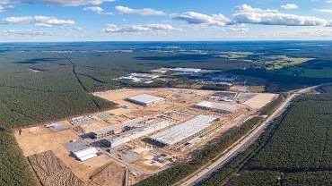 Polacy mogą pracować przy Tesla Strasse i zarabiać 15 tys. zł. 