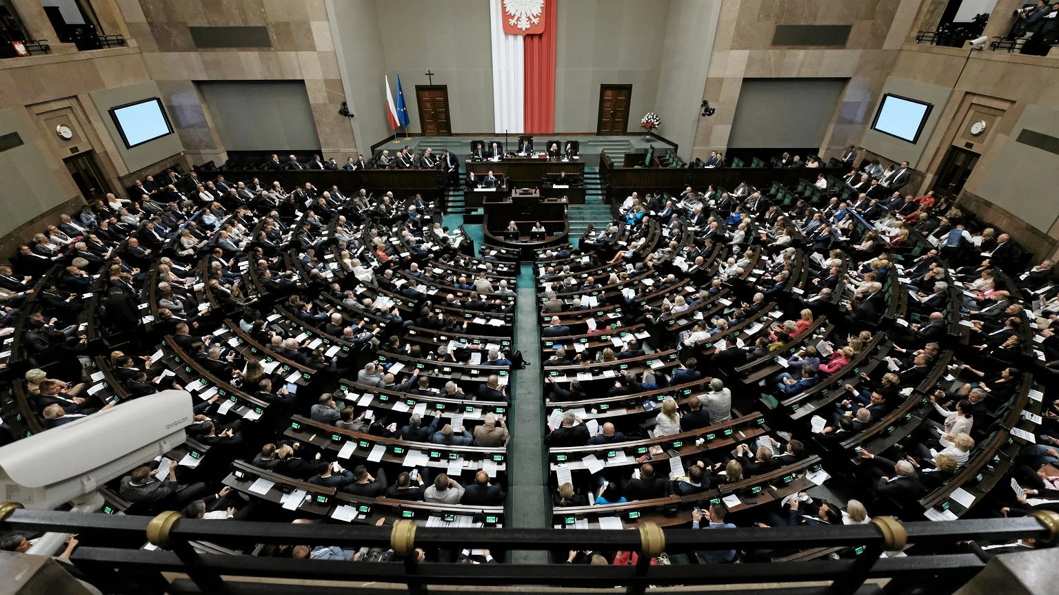Ile zarabia poseĹ? TakÄ sumÄ dostaje co miesiÄc. PrzeciÄtny Polak ledwo wyciÄga tyle w trzy