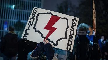 Nauczyciel wyprosi uczennice z lekcji. Powodem by symbol protestw na ich zdjciach profilowych