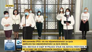 Posanki PiS po przerwie w obradach weszy ubrane na biao. Potem 