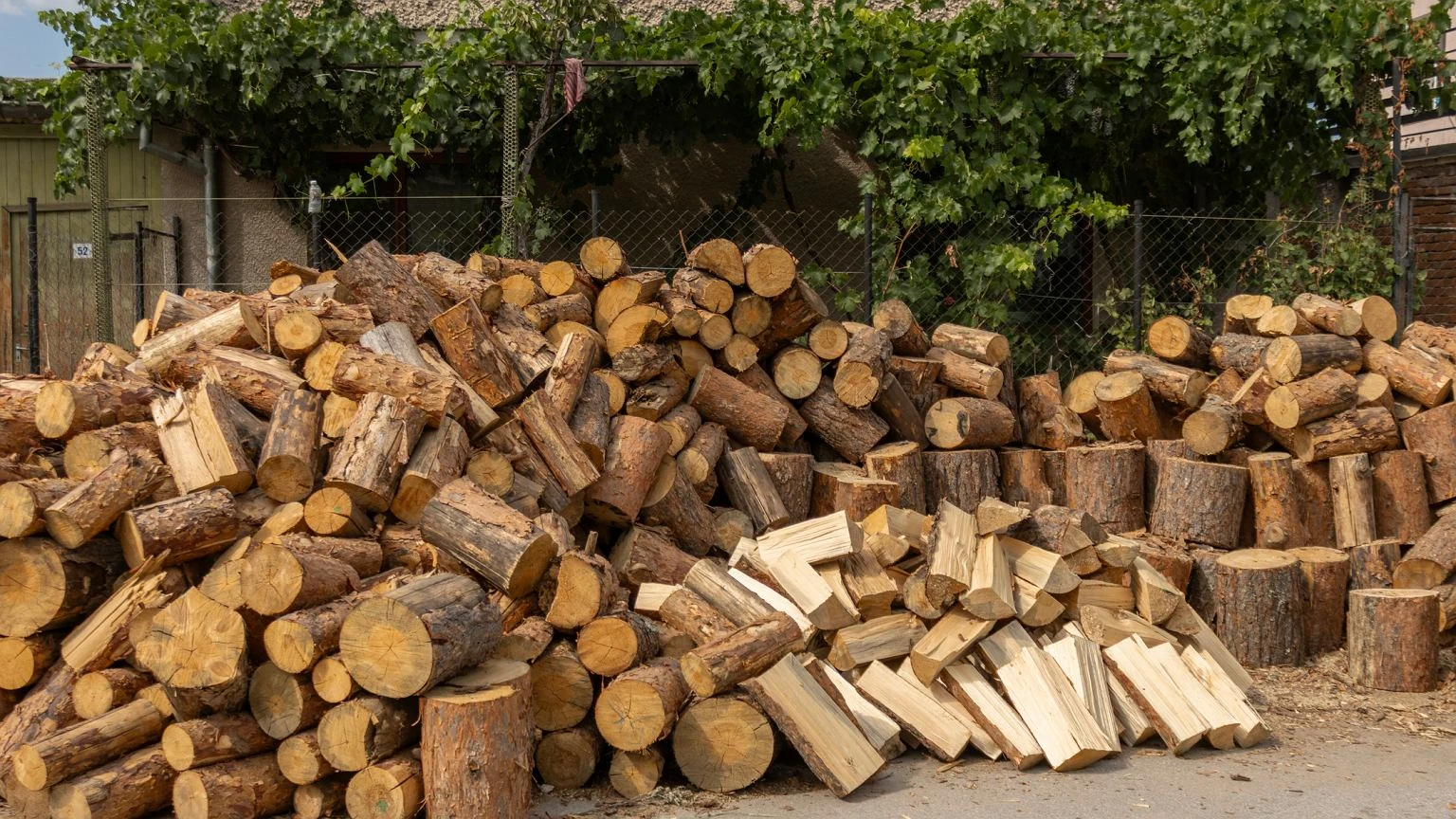 2 lata czekania? To za dĹugo. Prosty trik sprawi, Ĺźe drewno opaĹowe wyschnie duĹźo szybciej