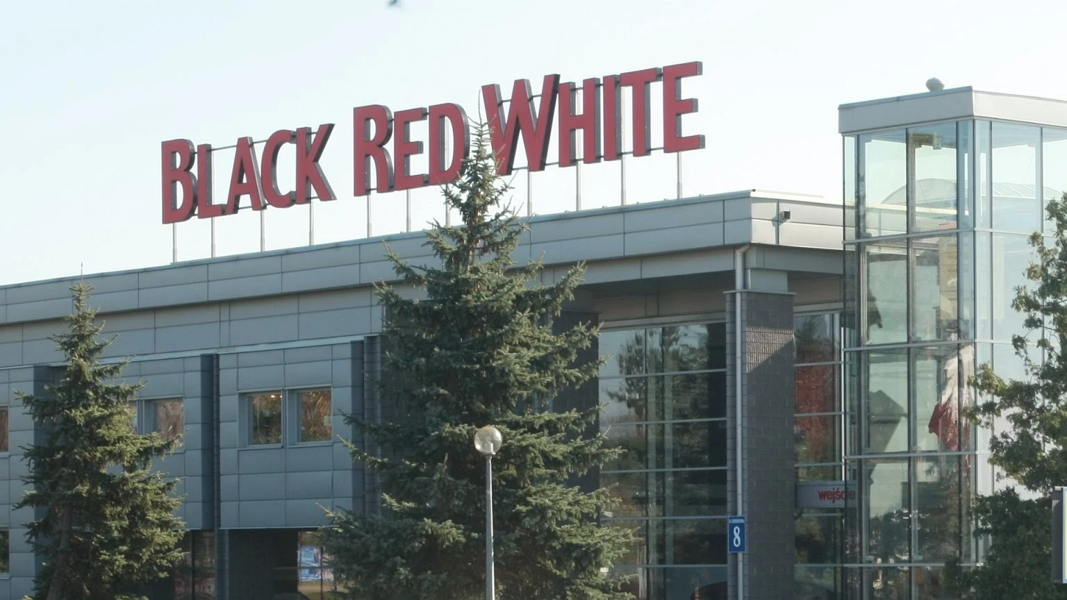Letni must have z Black Red White za mniej niż 25 zł. Sąsiadom aż szczęki opadają. Podobny w Lidlu