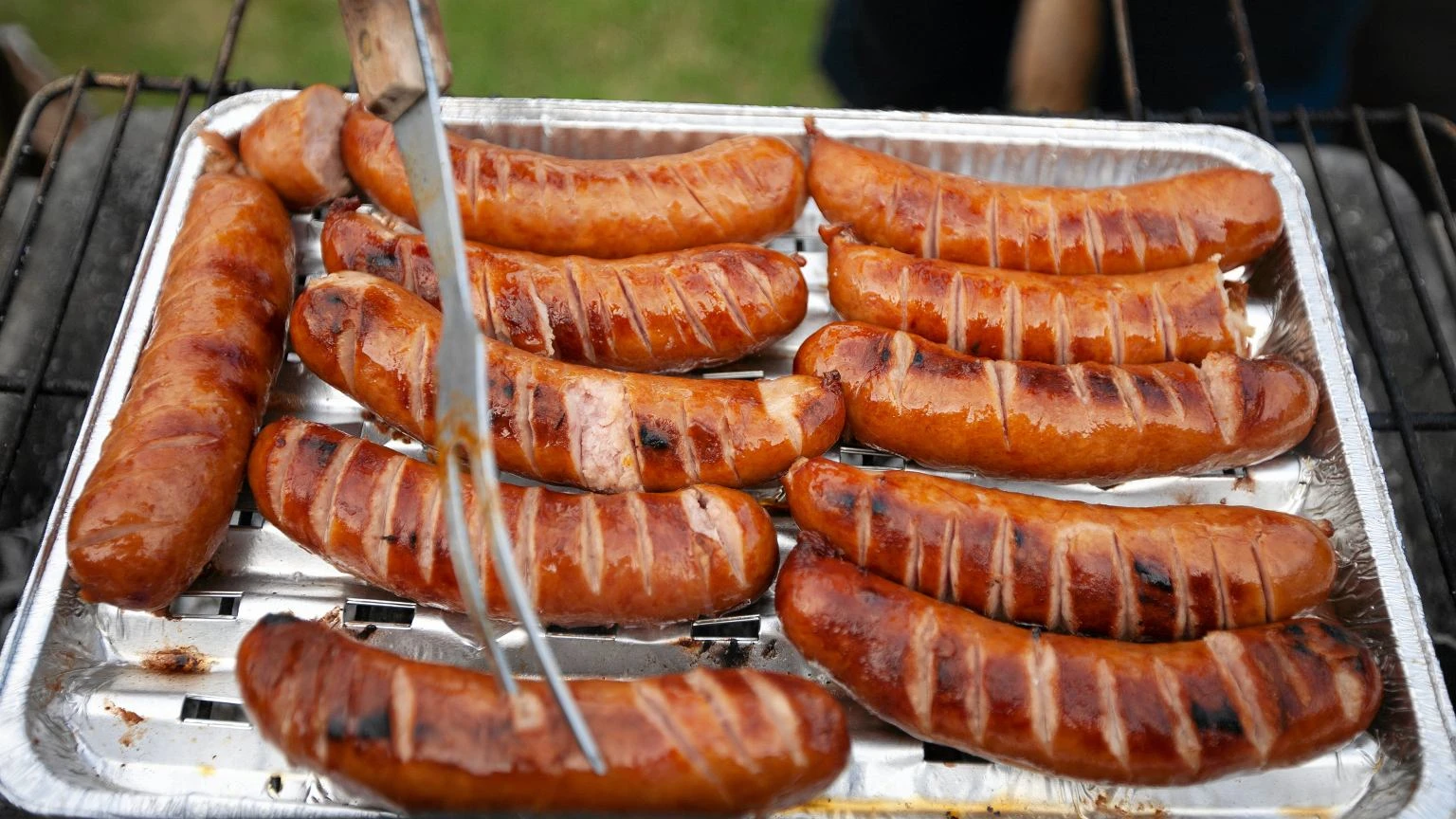 Sezon rusztowy wystartował. Sprawdź, gdzie wyrzucić tacki po grillu i inne pozostałości