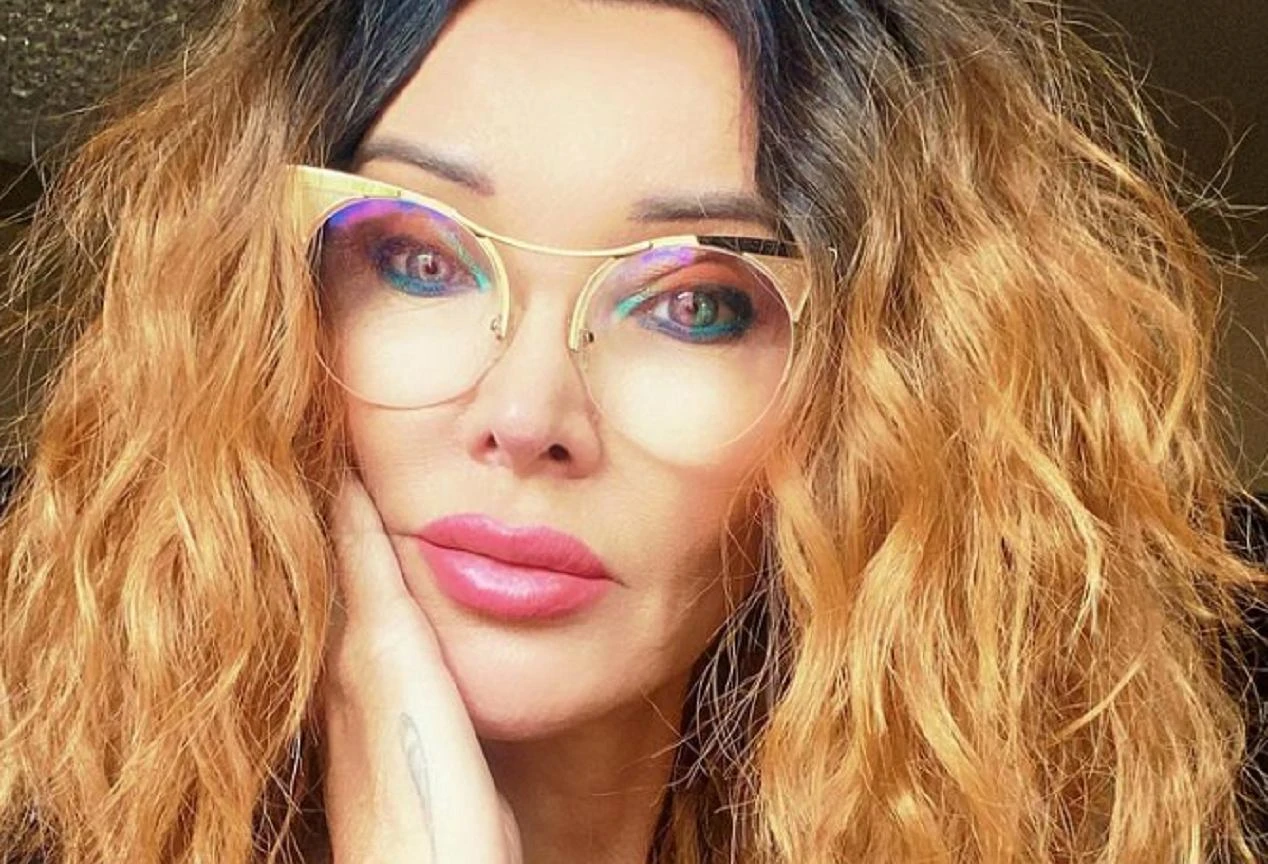 WyszĹa z dzieÄmi i torebkÄ. Minge po rozwodzie byĹa bezdomna. PĂłĹşniej byĹy mÄĹź pozwaĹ synĂłw