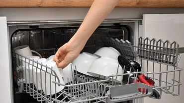 Nie wyrzucaj skrki po wycinitej cytrynie, tylko w j do zmywarki. To wietny trik, ktry musisz zna