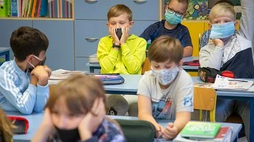W szkole absurd goni absurd. Nauczycielka: Uczniowie izolowani podczas lekcji, w wietlicy spotykaj si ze wszystkimi